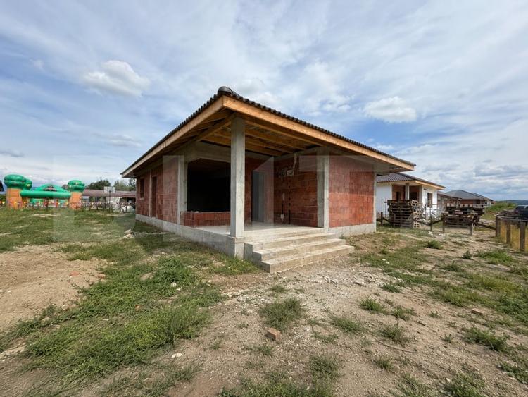 Casă individuală cu 4 camere cu Canalizare în Sud