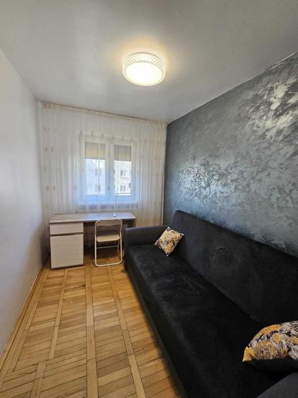 Apartament cu 3 camere semidecomandat în Craiovița Nouă