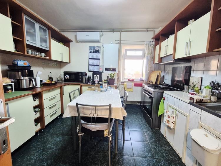 Apartament cu 4 camere decomandat, mobilat în Brătianu