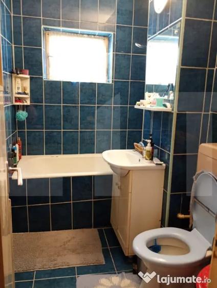 Apartament cu 3 camere semidecomandat în Simeria
