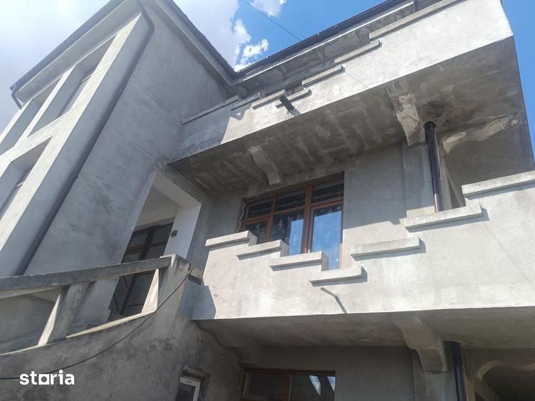 Casă cu 10 camere cu Teren 970 Mp în Calea București