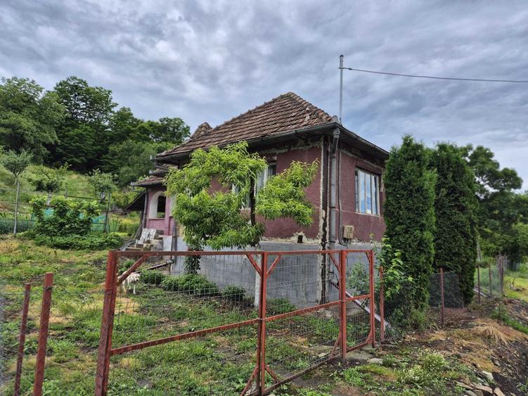 Casă cu 3 camere decomandat în Măhal