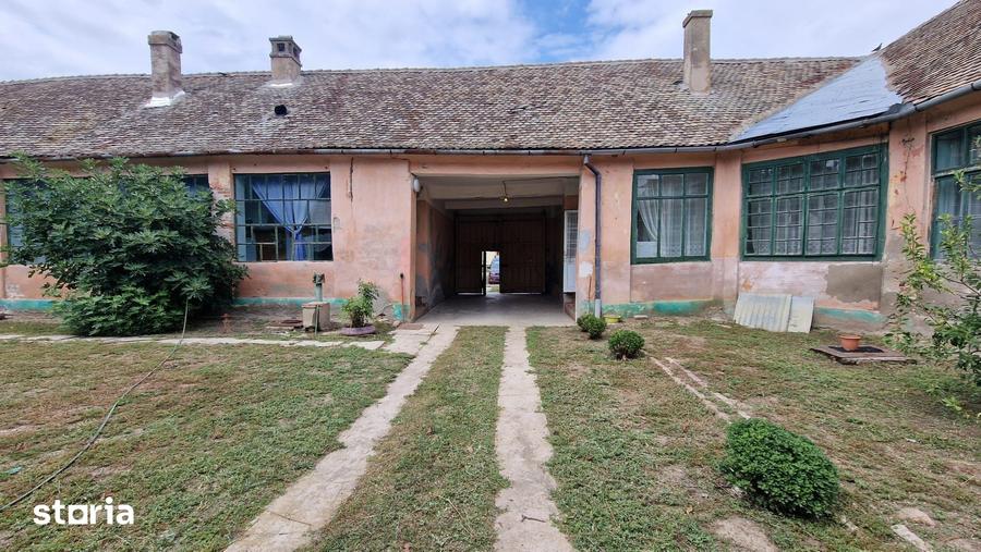 Casă cu 8 camere cu Teren 3651 Mp în Giulvăz