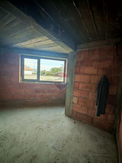 Casă individuală cu 10 camere cu Teren 4826 Mp în Breasta