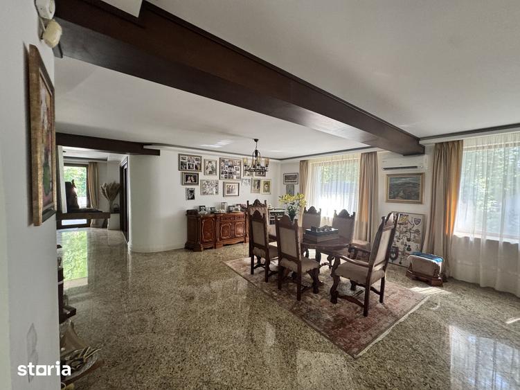 Casă cu 8 camere cu Teren 4750 Mp în Central