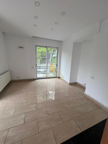 Apartament cu 5 camere decomandat în Primăverii