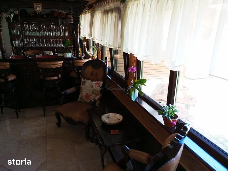 Casă cu 6 camere cu Teren 670 Mp în Florilor