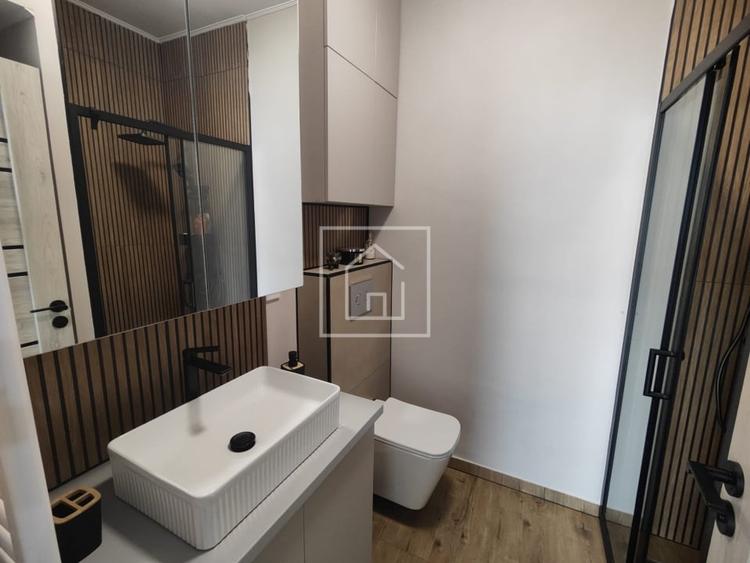 Apartament cu 3 camere semidecomandat, mobilat în Periferie