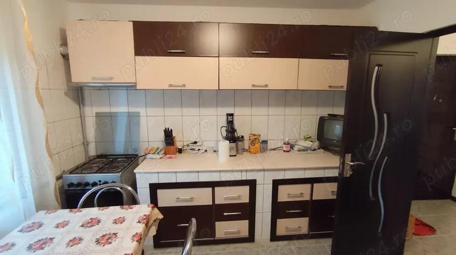 Apartament cu 3 camere semidecomandat, mobilat în Central