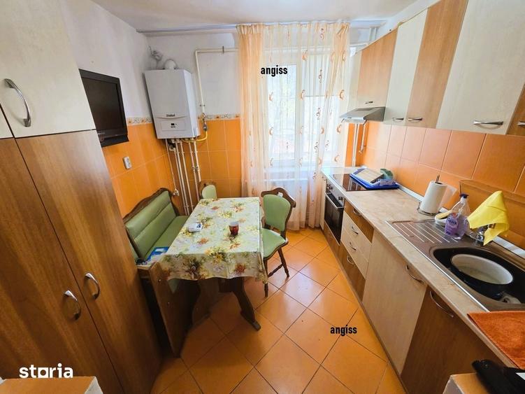 Apartament cu 3 camere semidecomandat în Faleză