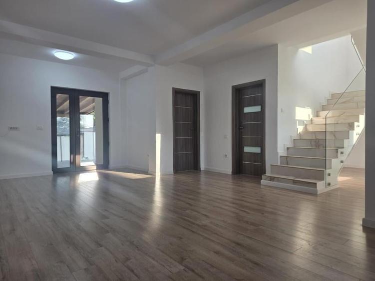 Casă individuală cu 5 camere cu Teren 220 Mp în Tunari
