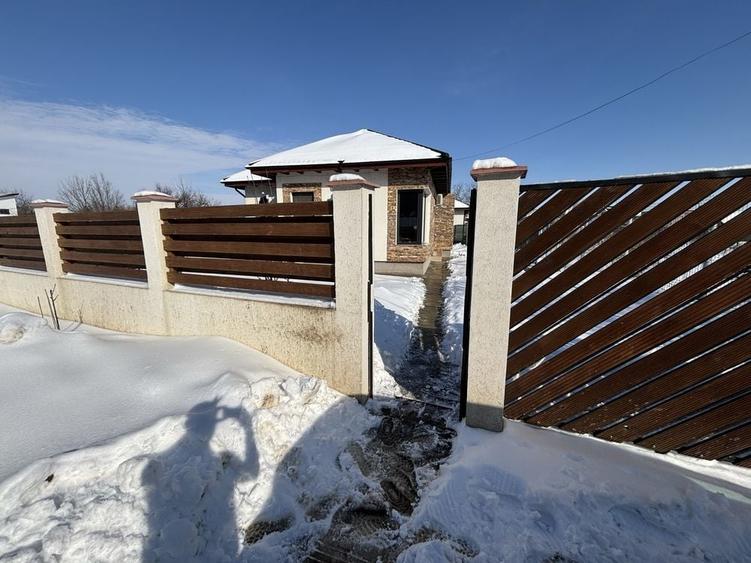 Casă cu 4 camere în Tunari