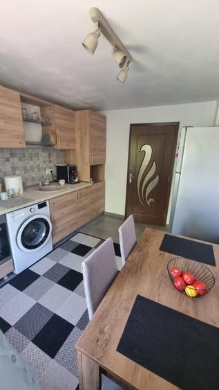 Apartament cu 3 camere decomandat în Otopeni
