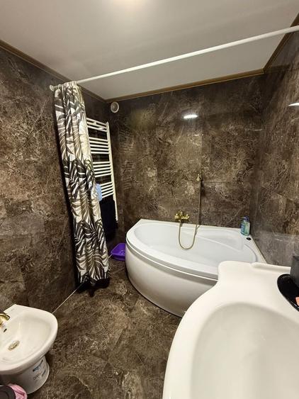 Apartament cu 3 camere decomandat în Colonia Bod