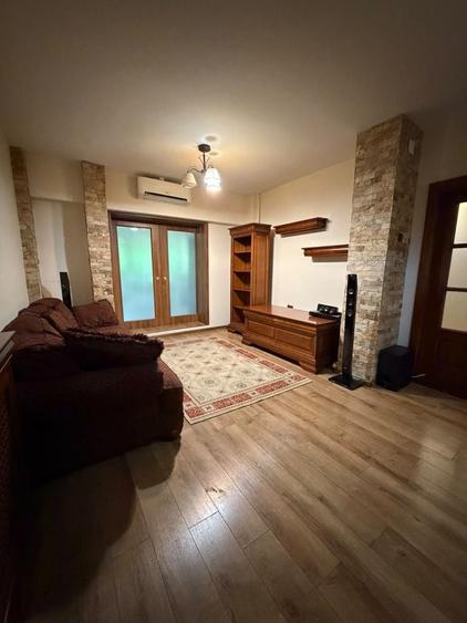 Apartament cu 4 camere decomandat în Calea București