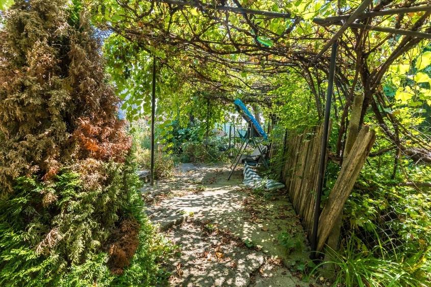 Casă individuală cu 3 camere cu Teren 2700 Mp în Bucium