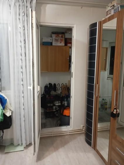 Apartament cu 3 camere semidecomandat, mobilat în Rovine