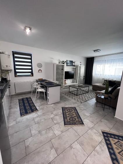 Apartament cu 2 camere semidecomandat, mobilat în Nord
