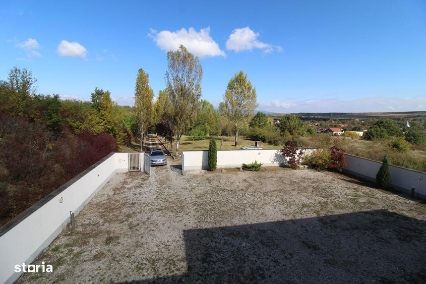 Casă cu 4 camere în Peștișu Mare