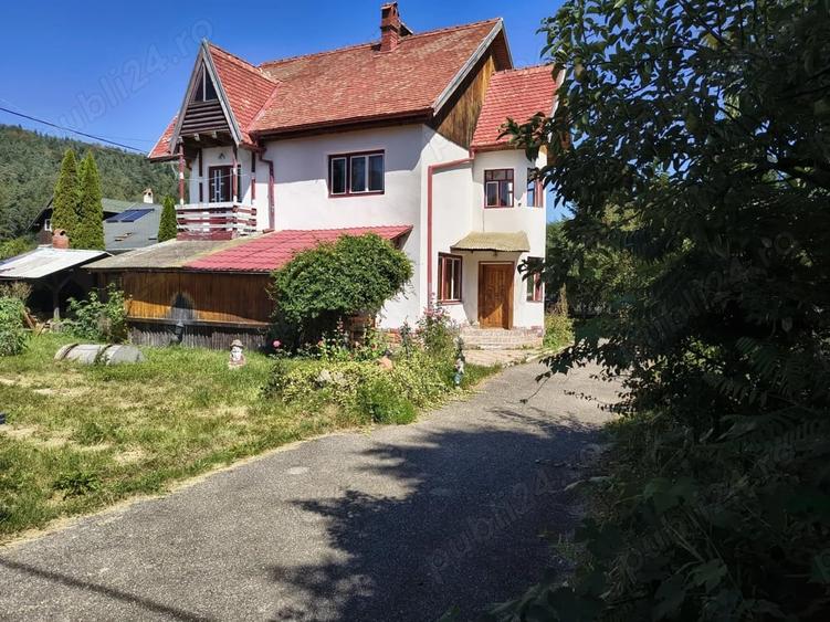 Casă cu 4 camere cu Teren 1000 Mp în Central