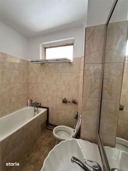 Apartament cu 3 camere semidecomandat în Democrației