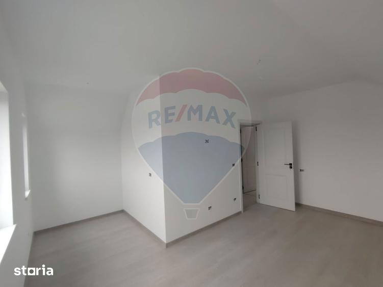 Casă cu 4 camere cu Teren 460 Mp în Golești