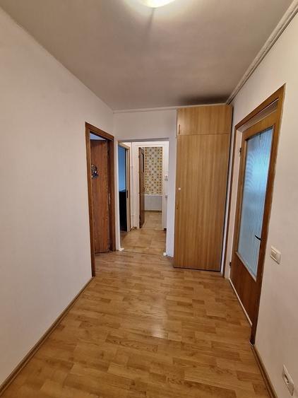 Apartament cu 3 camere semidecomandat în Exterior Vest