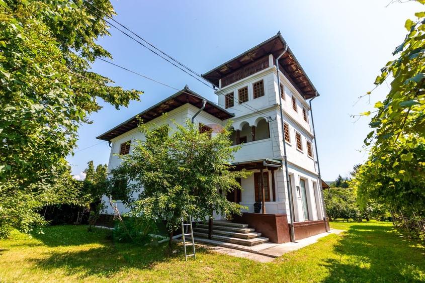 Casă individuală cu 17 camere cu Teren 3425 Mp în Central