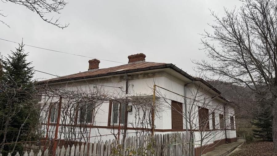 Casă cu 4 camere în Bucșani
