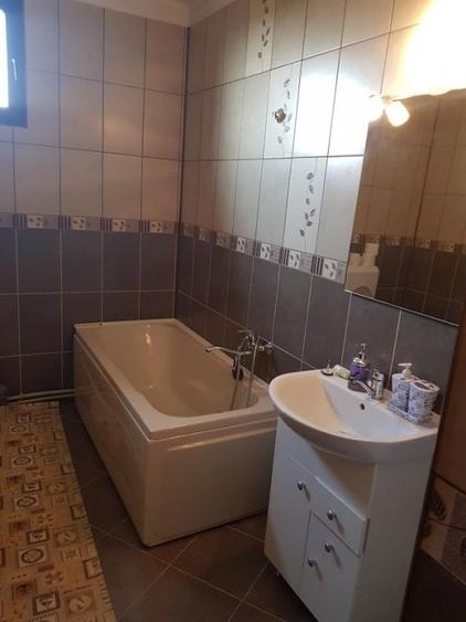 Casă individuală cu 8 camere cu Teren 300 Mp în Bradu