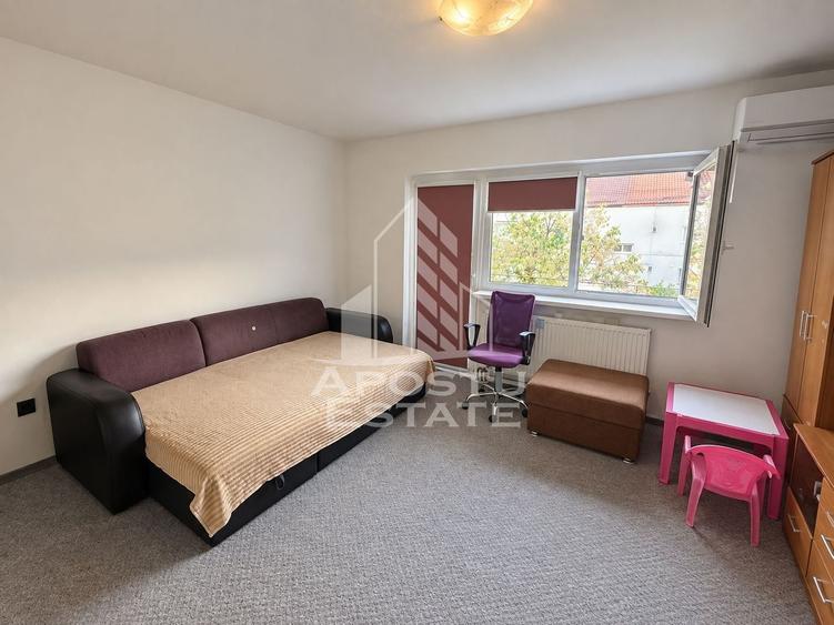 Apartament cu 3 camere semidecomandat, mobilat în Girocului