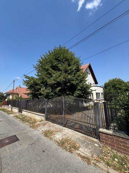 Casă cu 4 camere în Slatina