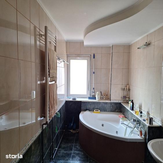 Apartament cu 3 camere decomandat în Găvana