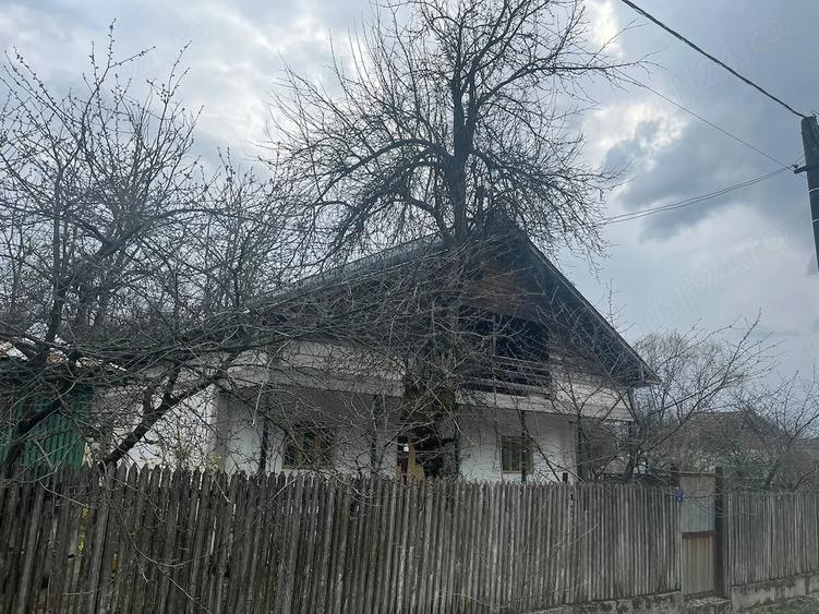 Casă cu 4 camere cu Teren 5000 Mp în Roești