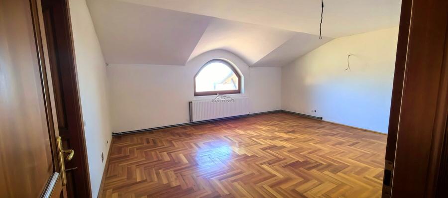 Casă individuală cu 8 camere cu Canalizare în Vest