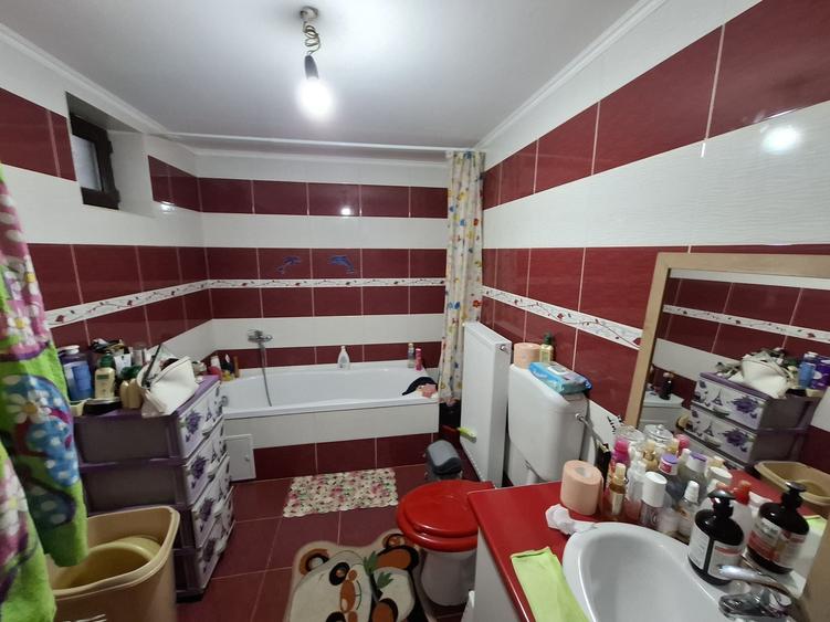 Casă cu 4 camere în Lacu