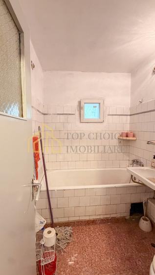 Apartament cu 3 camere semidecomandat, mobilat în Tei