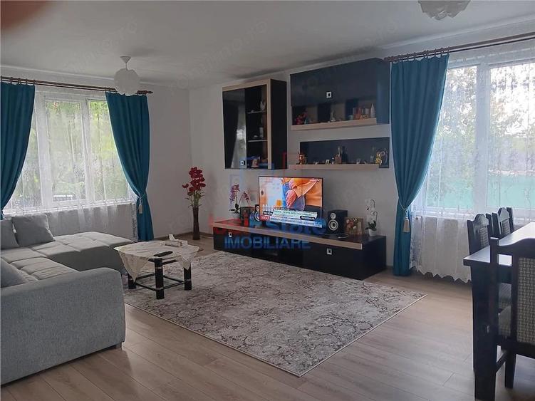 Casă cu Teren 1200 Mp în Filiași