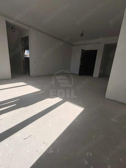 Apartament cu 3 camere semidecomandat în Sud