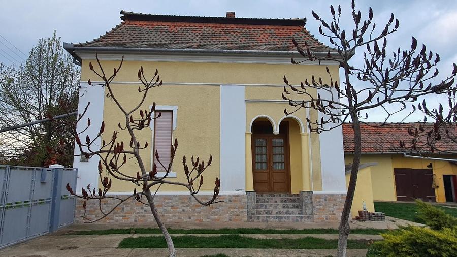 Casă individuală cu 3 camere cu Canalizare în Comloșu Mare