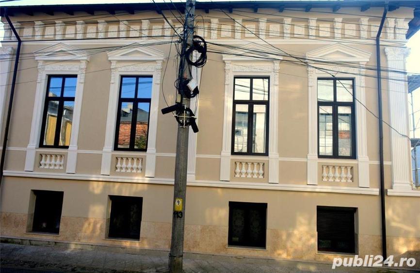 Casă cu 12 camere cu Teren 550 Mp în Central