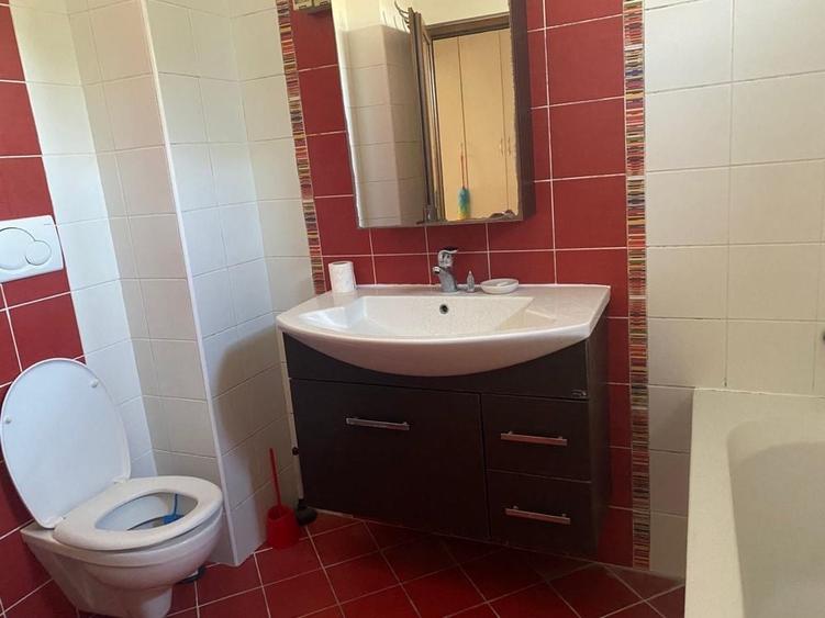Apartament cu 3 camere decomandat în Exterior Vest