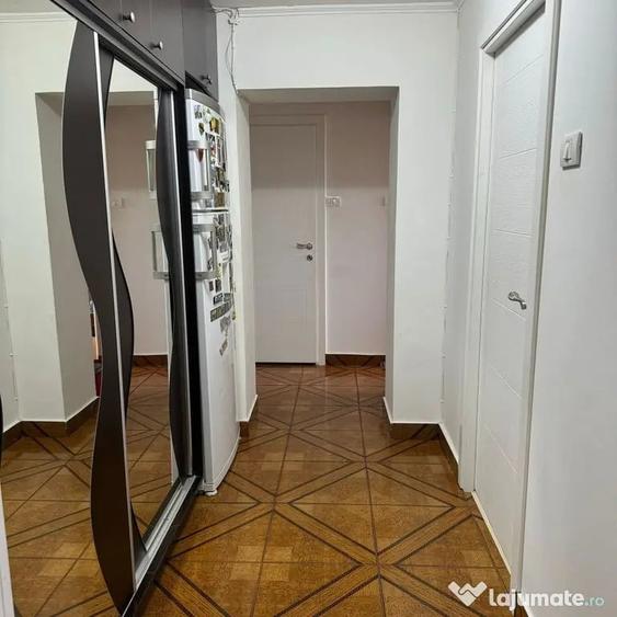 Apartament cu 3 camere decomandat în Vitan