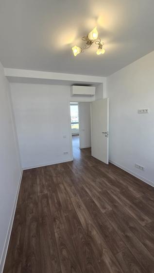 Apartament cu 3 camere decomandat, mobilat în Băneasa