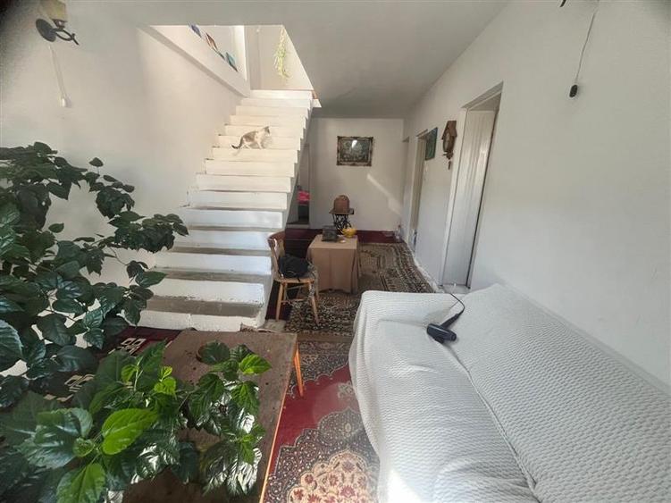 Casă individuală cu 8 camere cu Canalizare în Periferie
