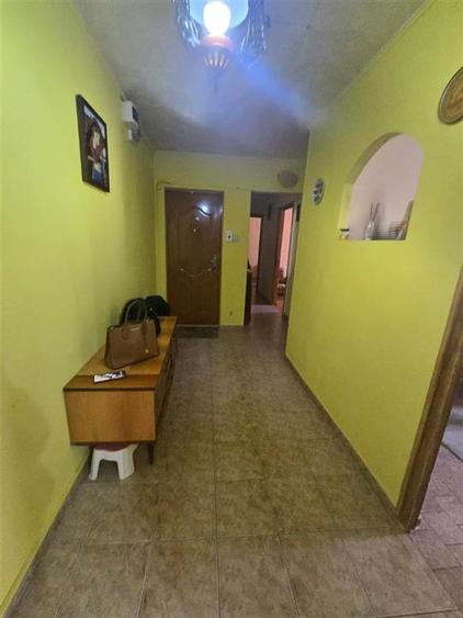 Apartament cu 4 camere semidecomandat, mobilat în Central