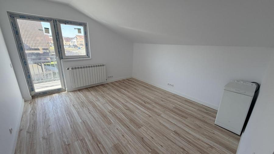 Casă cu 5 camere cu Teren 300 Mp în Tineretului
