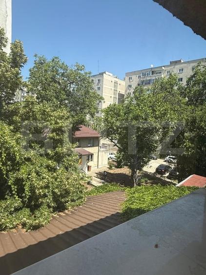 Apartament cu 3 camere semidecomandat, mobilat în Central
