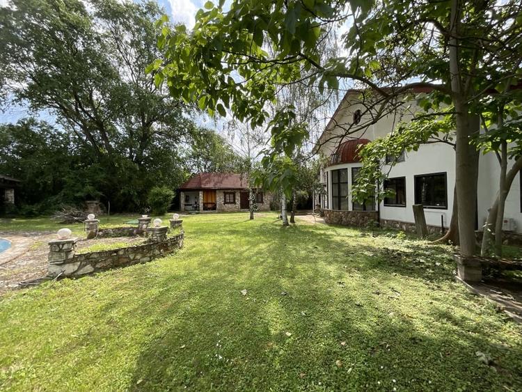 Casă individuală cu 7 camere cu Piscina în Izvorani
