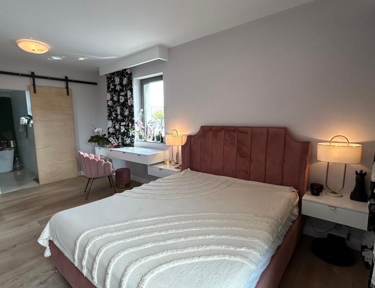 Apartament cu 3 camere decomandat, mobilat în Tei